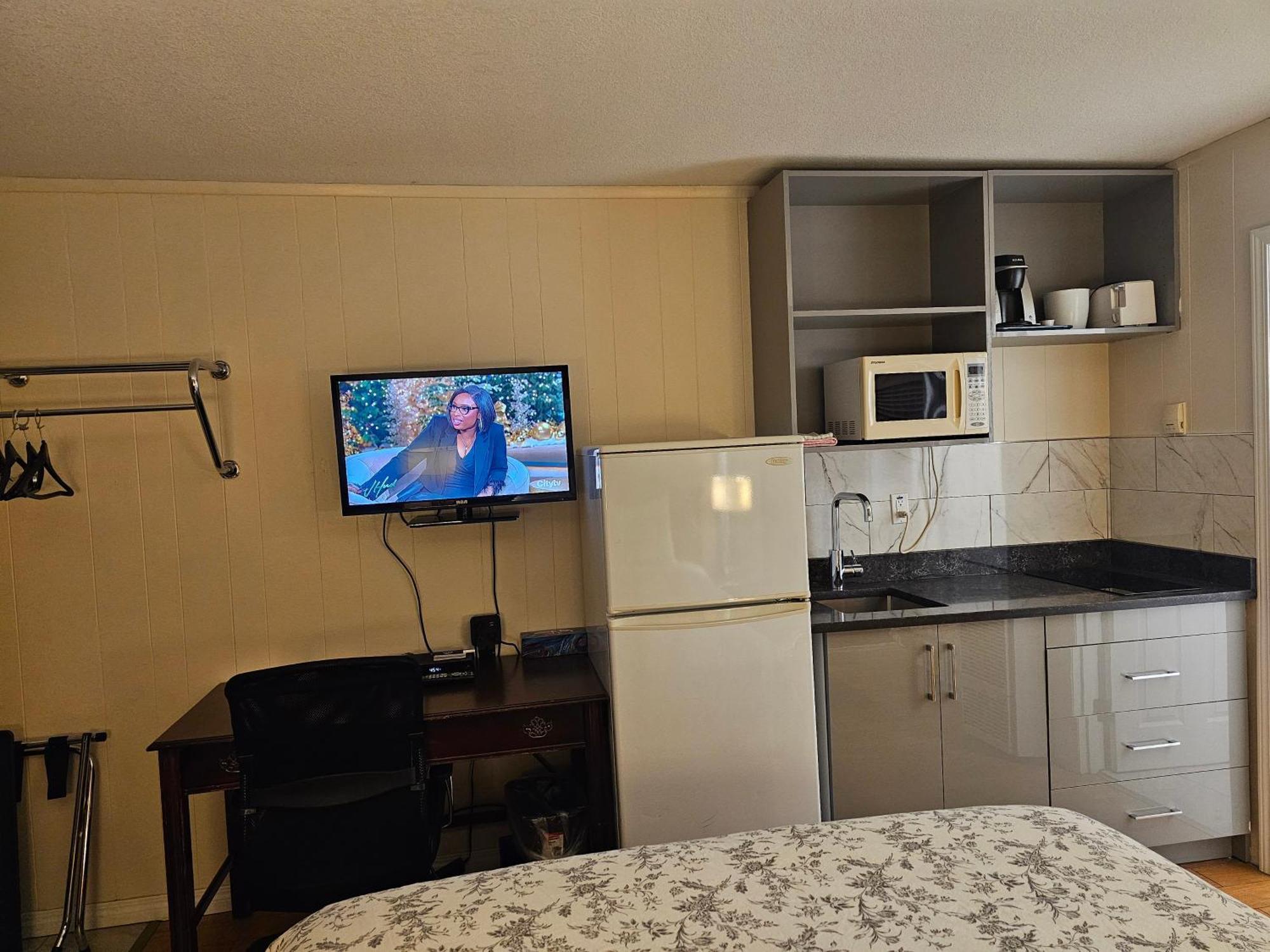 Parkway Motel & European Lodges Pincher Creek Eksteriør bilde