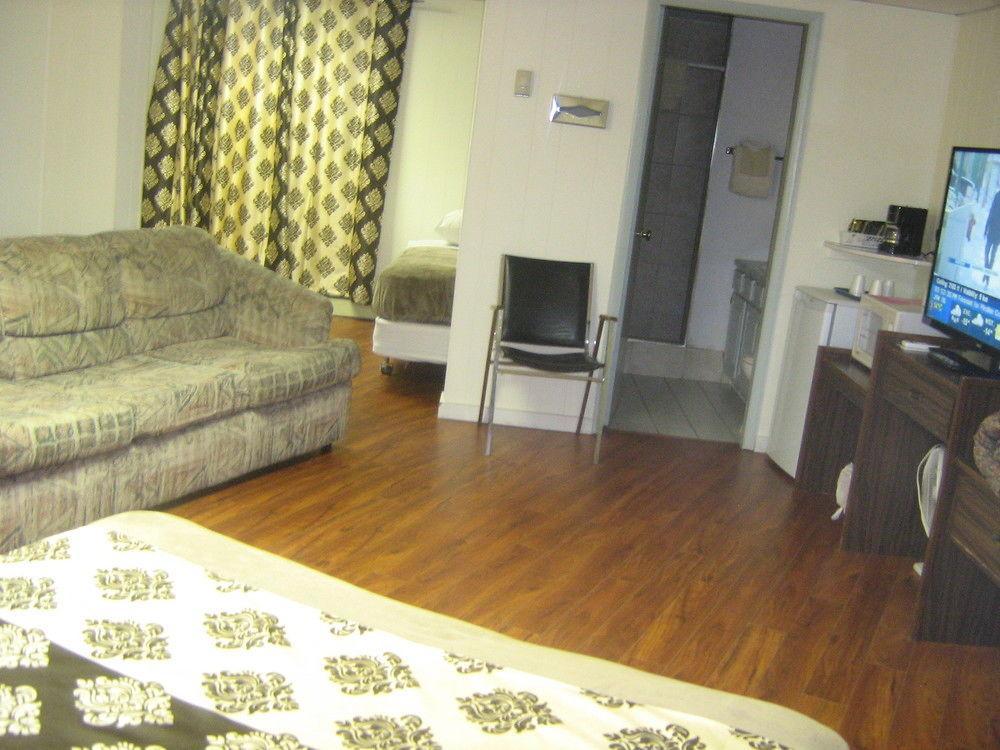 Parkway Motel & European Lodges Pincher Creek Eksteriør bilde