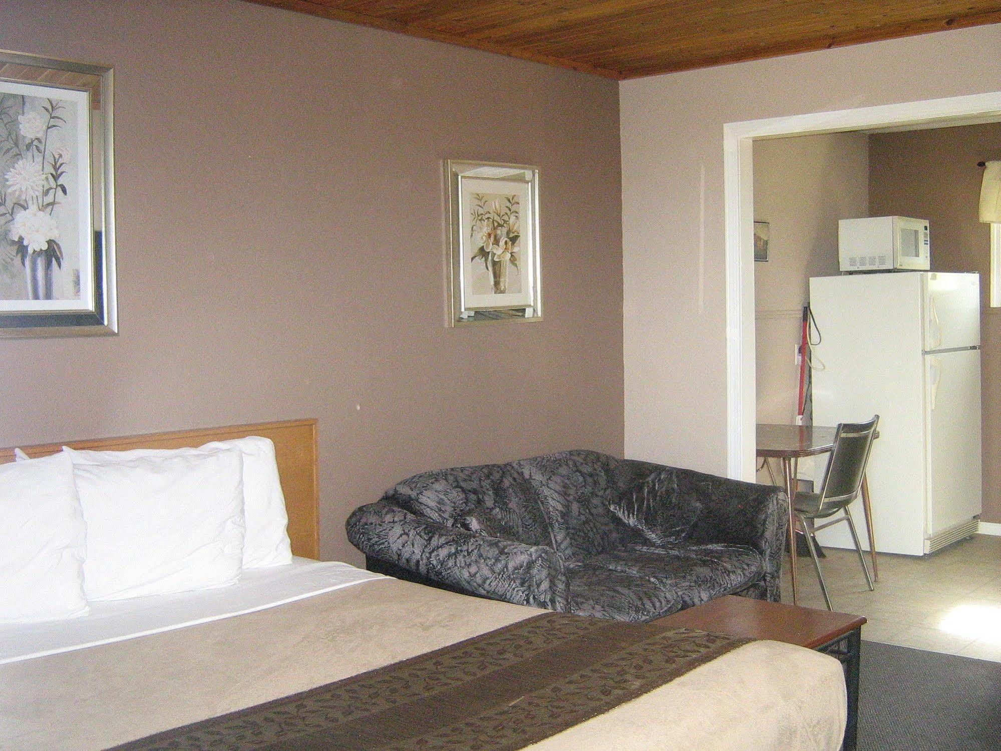Parkway Motel & European Lodges Pincher Creek Eksteriør bilde