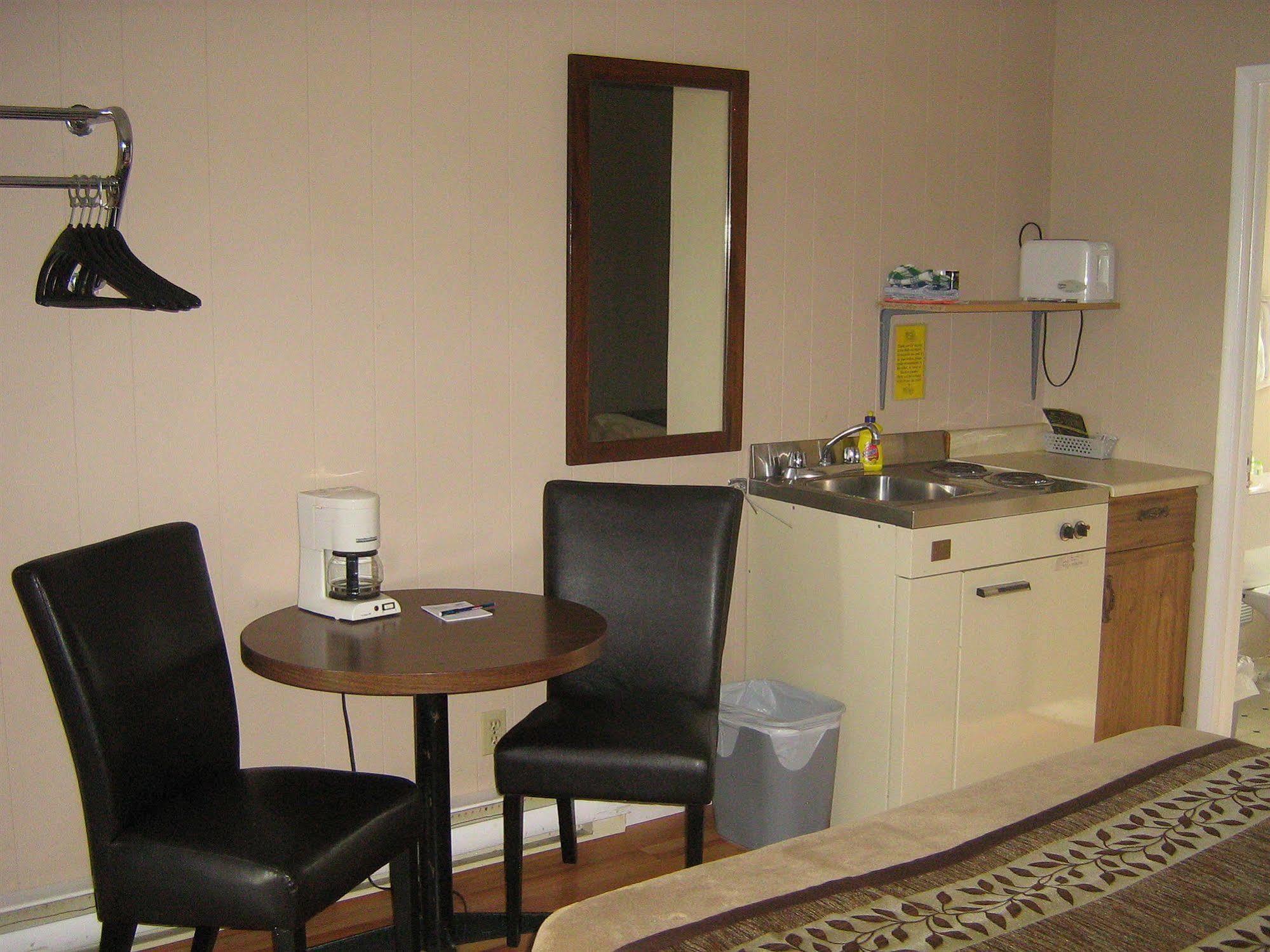 Parkway Motel & European Lodges Pincher Creek Eksteriør bilde